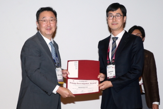 이대목동병원 이희성 외과 교수(오른쪽)가 아시아태평양 간담췌외과학회에서 젊은 연구자상을 수상하고 있다.