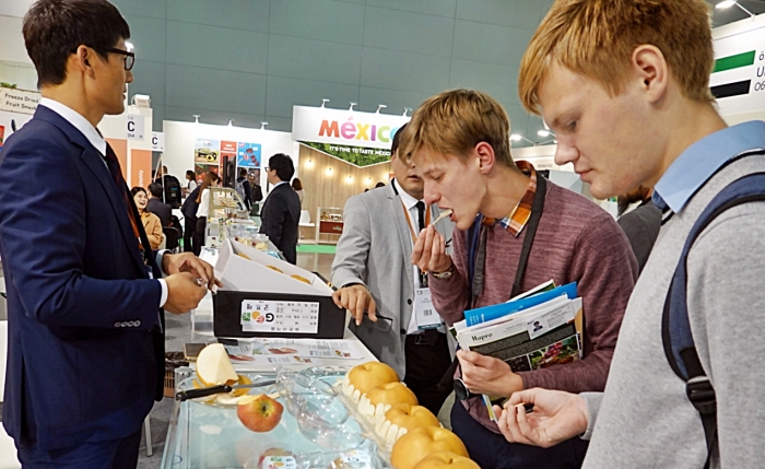 aT, 모스크바식품박람회(WFM) 참가 한국 신선농산물 집중 홍보 기사의 사진