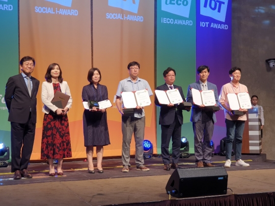 서울 양재 엘타워에서 개최된 ‘인터넷 에코어워드 2019’에서 대상을 수상한 한국에너지공단 및 관계자들이 단체 기념촬영을 하고 있다.