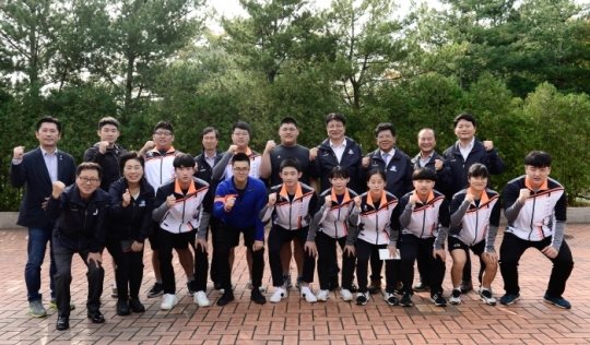 4일 도성훈 인천교육감(뒷줄 오른쪽 네 번째)이 제100회 전국체육대회에 참가한 인천시 고등부 역도 대표들을 격려하고 기념촬영을 하고 있다.