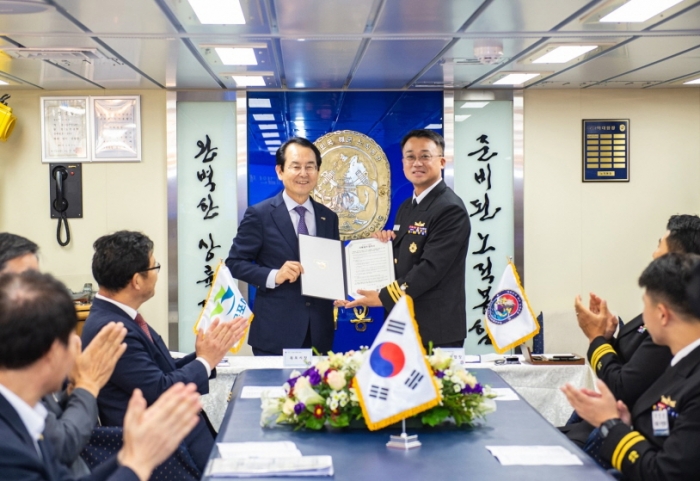 김종식 목포시장과 한준희 노적봉함 함장이 5일 서로의 우의를 증진하고 협력을 약속하는 자매결연 협약식을 갖고 있다.