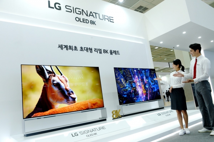 8일 삼성동 코엑스에서 개막한 ‘KES 2019’ 전시회에서 LG전자 모델들이 리얼 8K 해상도를 구현하는 세계 최초 8K 올레드 TV ‘LG 시그니처 올레드 8K’를 소개하고 있다. 사진=LG전자 제공