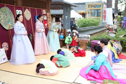 전통문화관, 조각보 설치미술 전시 &amp; 한복 입고 절 체험