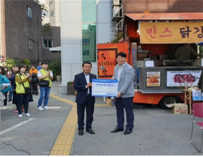 한국마사회 중랑지사가 ‘우리동네 행복장터 마을축제’에 기부금 및 행사물품을 전달하고 있다.