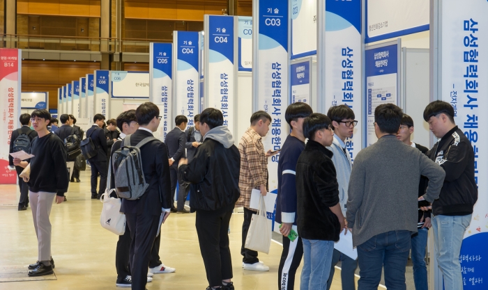 15일 서울 코엑스에서 열린 2019 삼성 협력회사 채용 한마당을 찾은 구직자들이 기업들의 부스를 둘러보고 있다. 사진=삼성전자