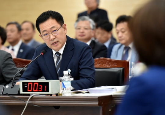 박남춘 인천시장이 15일 시청 대회의실에서 열린 2019년 국회 행정안전위원회 국정감사에서 의원들의 질문에 답변하고 있다.