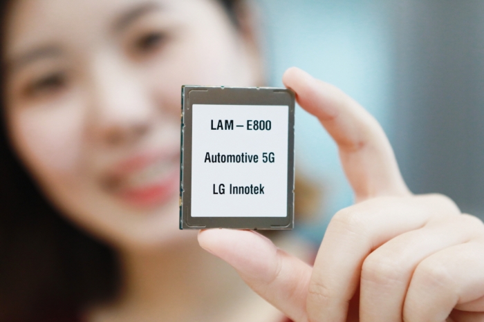LG이노텍 직원이 ‘차량용 5G 통신모듈’을 선보이고 있다. 이 모듈은 차량과 기지국간의 무선 네트워크를 가능하게 하는 부품으로 5G에 최적화해 데이터 응답시간을 줄이고 내열성과 편의성을 한층 높였다. 사진=LG이노텍