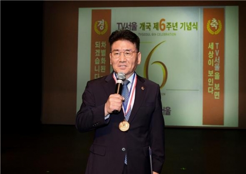 15일 김생환 서울시의회 부의장이 `TV서울 개국 제6주년 기념식`에서 광역의원 부분 의정대상을 수상하고 소감을 전하고 있다.
