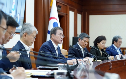 ‘친기업’ 카드 꺼낸 文정부···“투자 늘려 경제활성화”