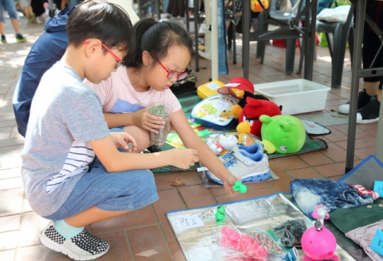 지난 9월 28일 영등포구청 광장과 당산공원 일대에서 열린 영플마켓에서 어린이들이 물건을 고르고 있다.