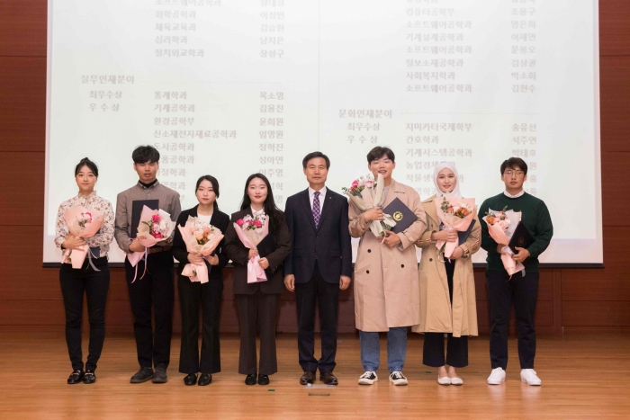 전북대, 6대 핵심 역량 우수 학생에 장학금 수여 기사의 사진
