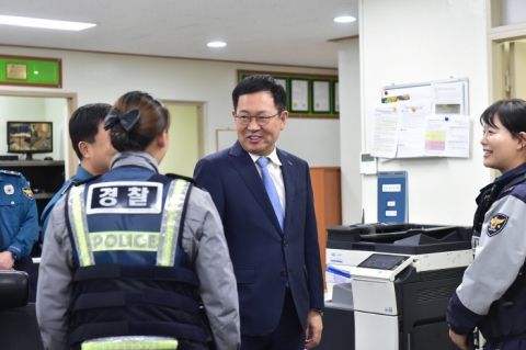 박남춘 인천시장, 석남지구대 방문...경찰관 격려 및 소통의 시간 가져