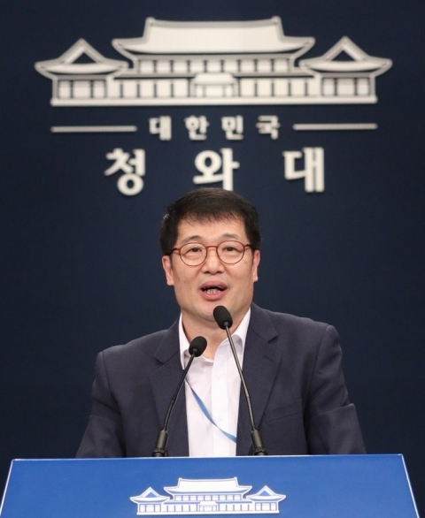靑 “인천공항 정규직 전환, 취업준비생 일자리와 관련 없다”