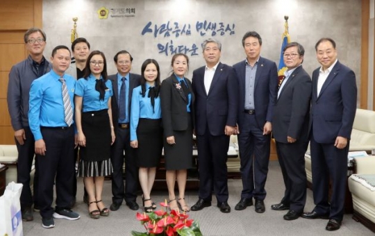 송한준 경기도의회 의장(오른쪽4번째)