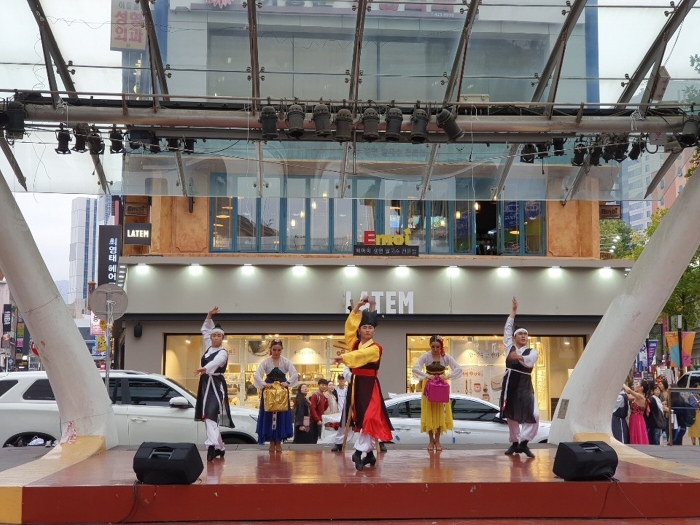 대구 동성로에서 펼쳐진 히어로댄스스쿨(광주)의 춘향이 라틴댄스에 빠지다 공연 모습.