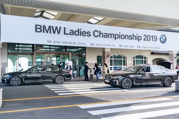 완전히 새로워진 디자인과 이전보다 50%가량 커진 BMW 키드니 그릴은 전면 보닛 상단의 BMW 엠블럼과 조화를 이뤄 뉴 7시리즈에 웅장함을 더해준다. 사진=BMW 제공