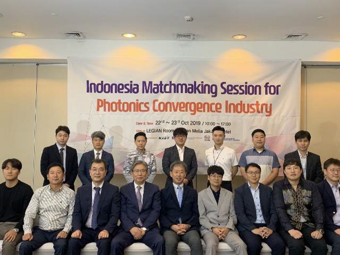 한국광산업진흥회 인도네시아 광융합 수출상담회에 참여한 국내 광융합 기업 모습