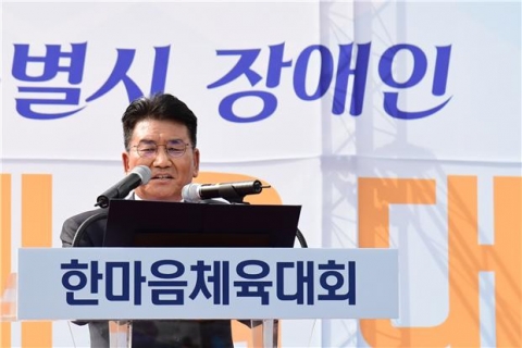 28일 김생환 서울시의회 부의장이 `2019 장애인 한마음체육대회`에 참석해 축하의 말을 전하고 있다.