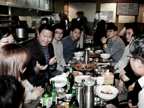 최태원 SK회장 “행복하면 성공”···직원과 ‘번개 행복토크’