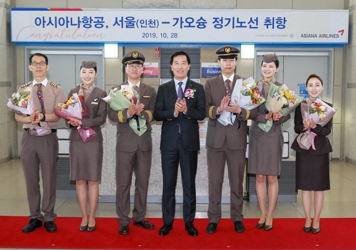 한창수 아시아나항공 사장(왼쪽에서 4번째)과 직원들이 기념촬영을 하고 있다. 사진=아시아나항공 제공