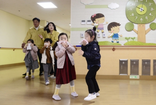 29일 도성훈 인천시교육감이 어린이들과 ‘2019년 재난대응 안전한국훈련’에 임하고 있다.