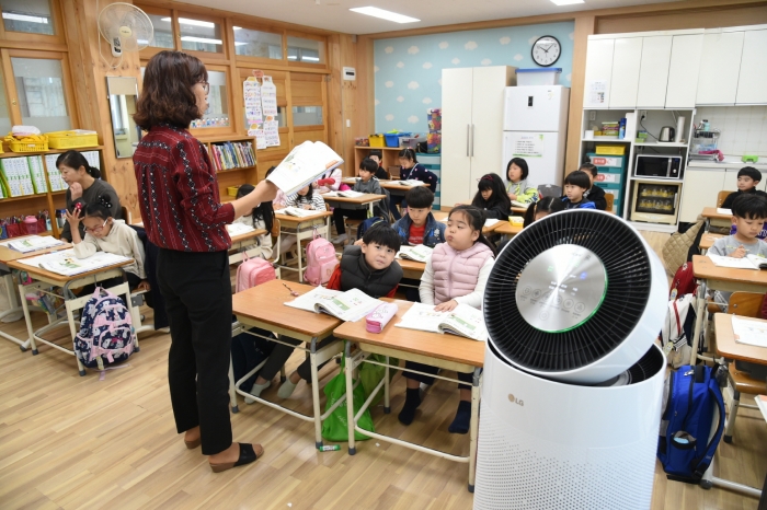 LG가 지원한 공기청정기가 설치된 경기도 파주시 문산동초 1학년 교실에서 학생들이 수업을 받고 있는 모습. 사진=LG 제공