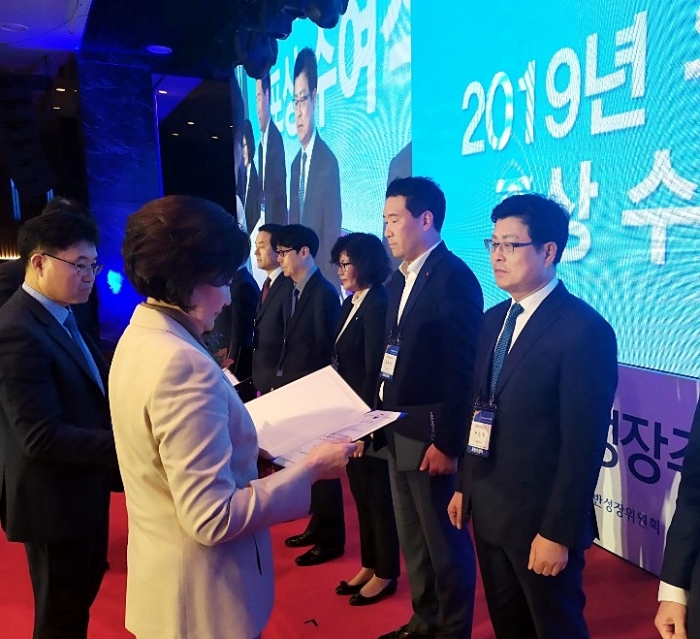 한국농어촌공사는 6일 중소벤처기업부에서 주관하는 동반성장주간기념식에서 장관표창을 수상했다 (사진왼쪽 박영선장관이 전승주기획전략이사에게 시상)