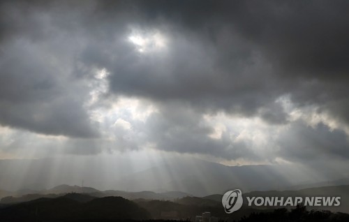 오늘 날씨, 전국 구름 많고 오후부터 비···중국 황사 영향 미세먼지 ‘나쁨’ / 사진=연합뉴스 제공