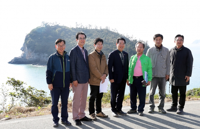 김영록지사가 지난 9일 박우량 신안군수, 주민들과 함께 큰 바위 얼굴을 배경으로 기념 촬영을 하고 있다.
