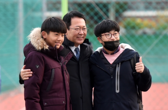 지난해 11월 박남춘 인천시장이 수능 시험장으로 향하는 학생들을 격려하고 있다.