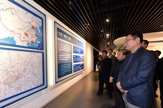 10일 박남춘 인천시장이 중국 충칭시 도시계획관을 방문해 발전전략전시관을 살펴보고 있다.
