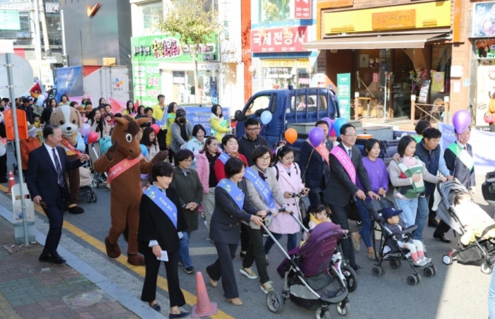 출산율 7년 연속 1위 해남군, 유모차 행진 축제 기사의 사진