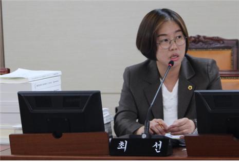 서울시의회 최선 의원 “관내 학교 104곳은 학생들에게 돈 받고 생리대 지급”