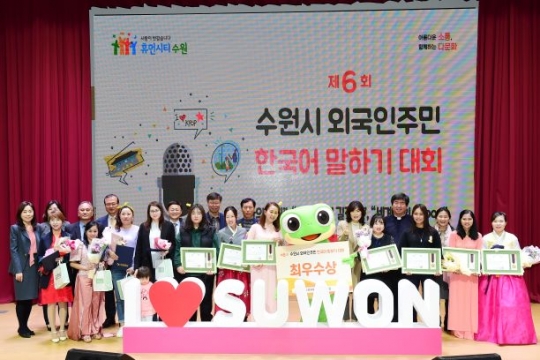 한국어 말하기대회 참가자들이 함께하고 있다.