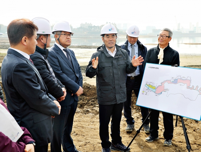 김인식사장은 경기도 용인시 기흥저수지에서 열린 현장설명회에서 깨끗하고 안전한 물 공급으로 국민의 먹거리 안전과 쾌적한 환경을 지키는데 최선을 다하겠다고 말했다