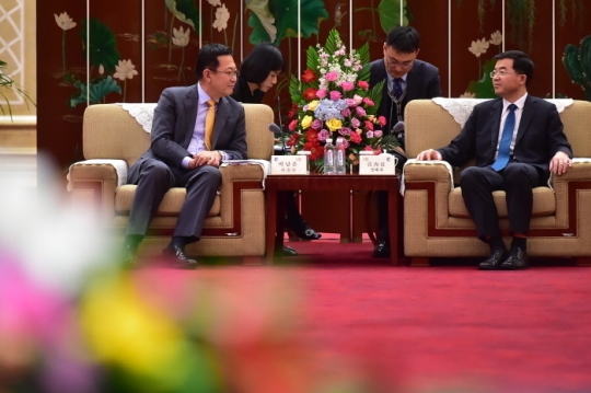 13일 박남춘 인천시장(왼쪽)이 중국 웨이하이시 동산호텔에서 장하이보 웨이하이시장과 양 도시간 교류 및 우호협력 방안을 논의하고 있다.