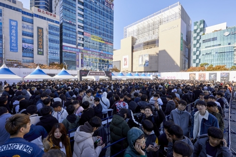 입장을 기다리는 관람객들