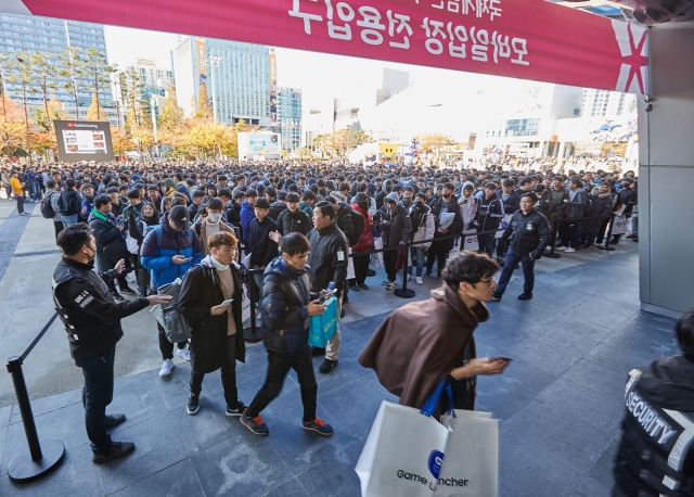 여전한 인기···개막 첫 날 4만2452명 운집