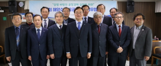 15일 인천항만공사 남봉현 사장(앞줄 가운데)이 ‘제3회 해양수산 공공기관장 협의회’에서 참석자들과 기념촬영을 하고 있다.
