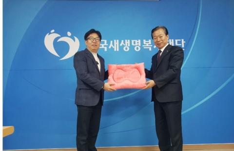 15일 ㈜오조 조길형 대표이사(왼쪽)가 한국새생명복지재단에 치질개선 및 바른체형헬프쿠션 방석을 전달하고 있다.