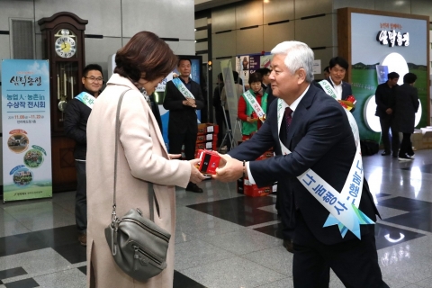 무주군,전북도청에서 반딧불사과 나눔 행사 개최