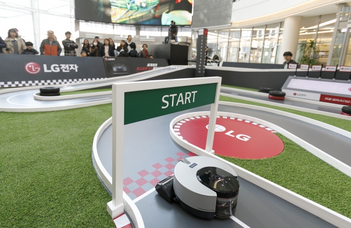 LG전자가 16일 서울 영등포 타임스퀘어 광장에서 국내 첫 로봇청소기 레이싱 대회 ‘2019 LG 코드제로 R9 그랑프리’를 개최했다. 사진=LG전자 제공