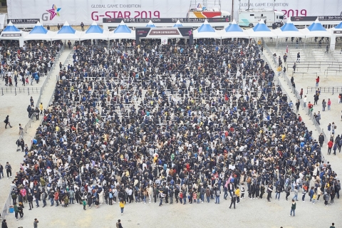 길게 줄이 늘어선 매표소 앞