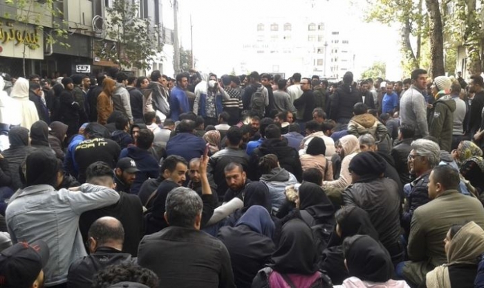 이란 시민들이 16일(현지시간) 휘발유 가격 인상에 항의해 테헤란 이맘 알리 자동차전용도로를 점거하고 있다. 사진=연합뉴스