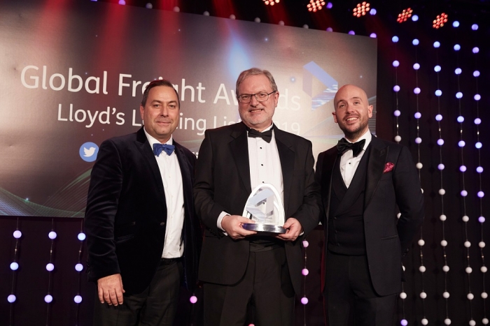 피터 리비 현대상선 구주본부 영국 영업담당 임원(가운데)이 ‘Lloyd’s Loading List Global Freight Awards 2019’에서 ‘환경부문 최우수선사’ 시상 이후 기념 촬영을 하고 있다. 사진=현대상선 제공