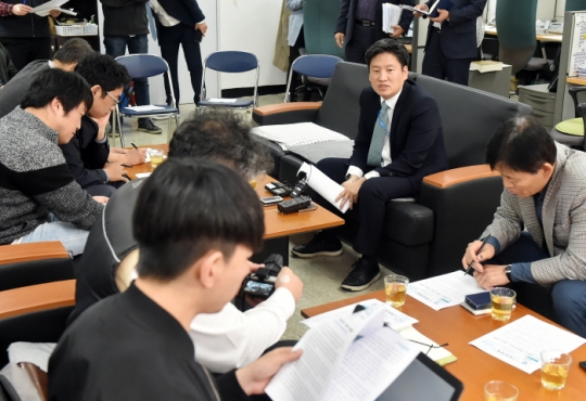 지난 5일 홍준호 인천시 재정기획관이 시청 기자실에서 수돗물 피해보상과 관련해 기자간담회를 하고 있다.