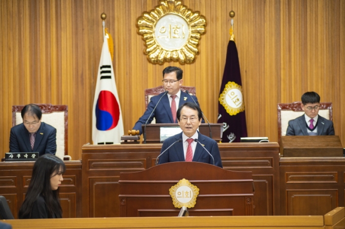 김종식 목포시장이 20일 열린 제352회 목포시의회 제2차 정례회에서 2020년도 예산안을 제출하며 올해 주요 성과와 내년도 청사진을 제시하고 있다.