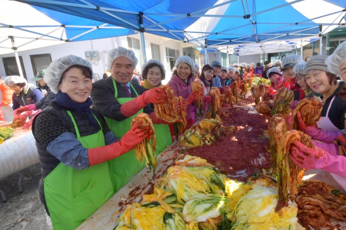 순창군 자원봉사종합센터, ‘겨울나기 사랑나눔 김장나눔’ 행사 진행 기사의 사진