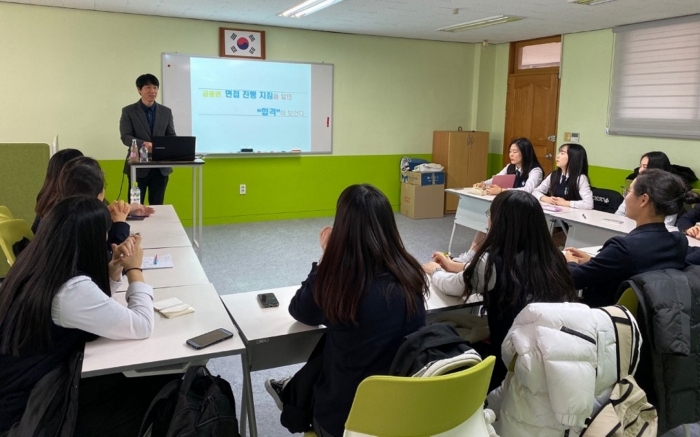 JT저축은행은 지난 21일 1사1교 금융교육 자매결연을 맺은 분당경영고등학교에서 ‘금융권 면접 매뉴얼 대방출’을 주제로 특강을 진행했다. 사진=JT저축은행 제공