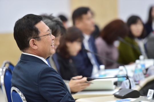 박남춘 인천시장이 민관동행위원회 위촉식 및 전체회의에 참석해 활짝 웃고 있다.